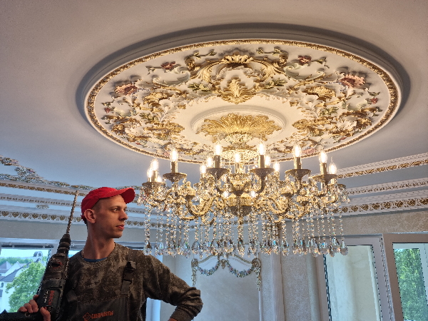 Электрик и роскошная люстра